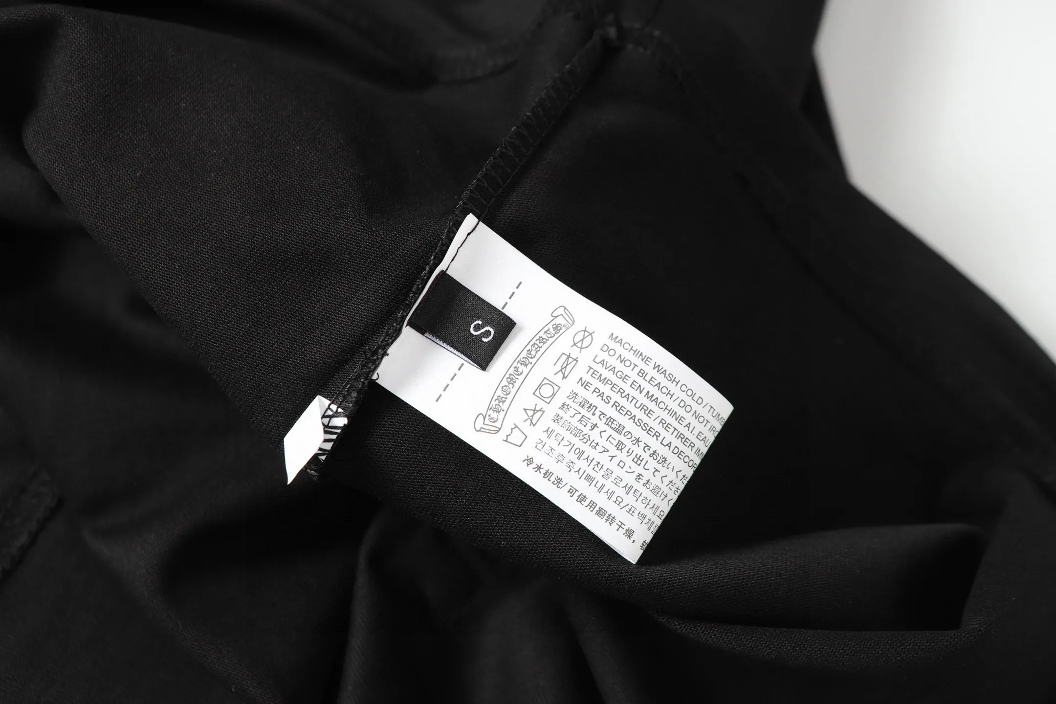 🅿️180 Chrome hearte/Chrome heart ch 25ss early spring new cross foam short sleeves. A must-have item for daily commuting for men and women in light luxury. The correct version is welcome to compare. Detailed features ·280 grams of 100% cotton double yarn jersey fabric ·Special thickened 32 pieces of double-strand 1x1 thread in the same cylinder ·Double-needle stitching process ·Original main mark washed hangtag COLOUR: black white SIZE: s xl